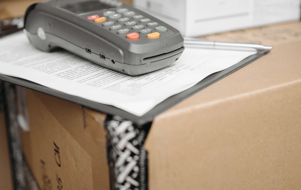 Comerciante chileno revisando una boleta electrónica del SII en su computador
